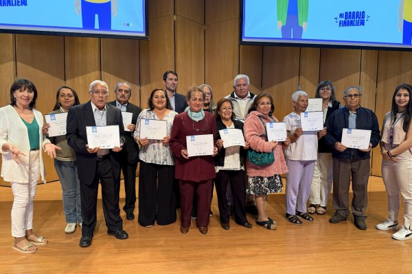 Más de mil personas mayores aprendieron a mejorar el manejo de sus finanzas personales y digitales en 17 comunas del país